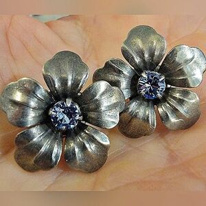 #Sabika Antique Silver Flower Petal Studs, #Sapphire London Stone Center 0.75"